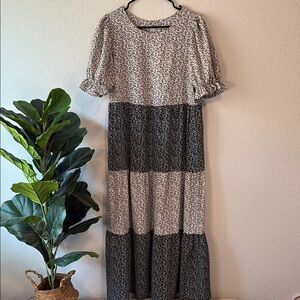Elegant Black and White Floral modest Dress with puff short sleeves M